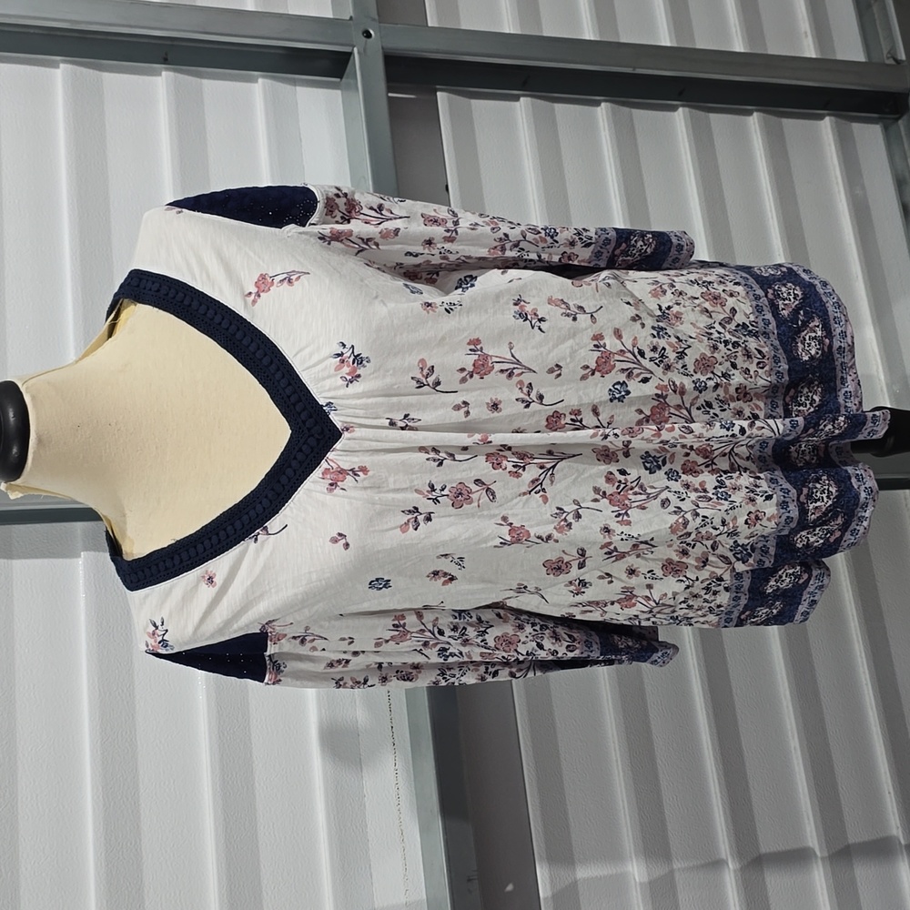 Style & CoWhite And Navy Blue Floral Print Blouse Size 2X
